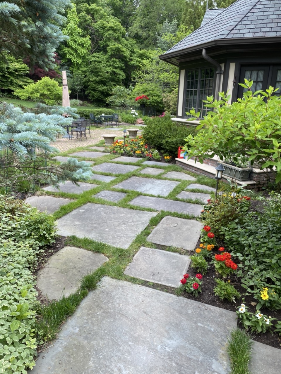 Paver side yard walkway with foundation planting bed and mulch